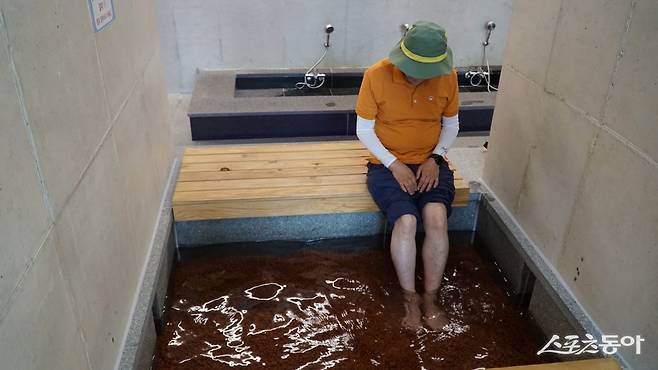 레인보우힐링센터의 힐링 풋스파. 영동 특산 광물인 일라이트를 사용한 족욕시설이다. 일라이트는 중금속 흡착율이 뛰어나고 원적외선과 음이온이 나와 노폐물 제거와 디톡스에 도움주는 것으로 알려져 있다 영동|김재범 기자 oldfield@donga.com