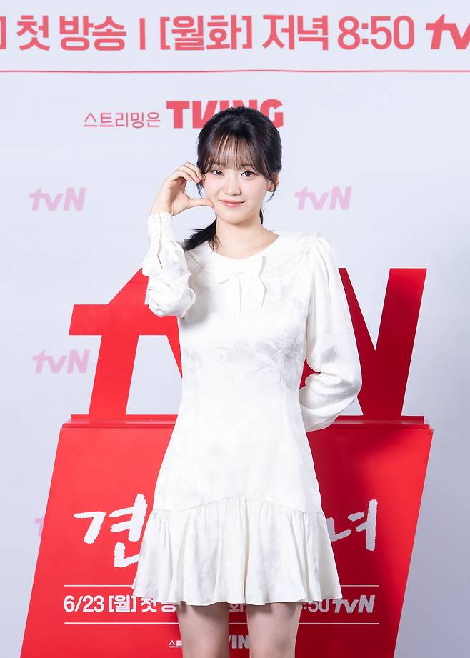 배우 조이현이 17일 오후 온라인 생중계 형식으로 공개된 tvN 새 월화극 ‘견우와 선녀’ 제작발표회에 참석해 포즈를 취하고 있다. 사진 tvN