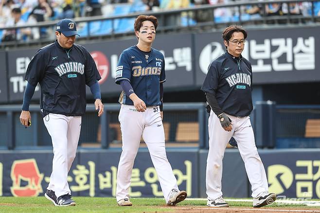 NC 박건우가 17일 잠실 LG전 1회 얼굴에 사구를 맞고 그라운드를 빠져나가고 있다. NC 다이노스 제공