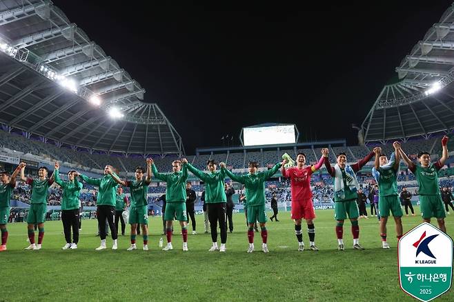 승리 후 팬들에게 인사하고 있는 대전하나사티즌 선수들. /사진=한국프로축구연맹 제공