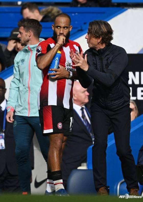 브라이언 음뵈모(가운데)가 토마스 프랭크(오른쪽) 감독의 전술 지시를 듣고 있다. /AFPBBNews=뉴스1