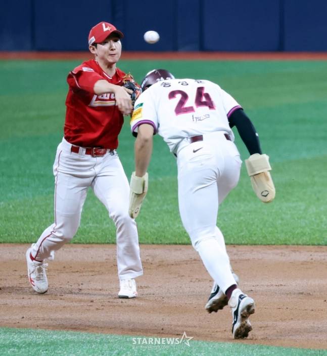 박성한(왼쪽)이 더블플레이를 만들어내고 있다. /사진=강영조 선임기자