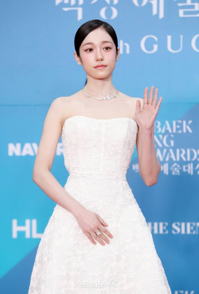 배우 노윤서가 5일 오후 서울 강남구 코엑스에서 열린 제61회 백상예술대상 시상식에 참석해 포즈를 취하고 있다./2025.05.05 /사진=김휘선 hwijpg@