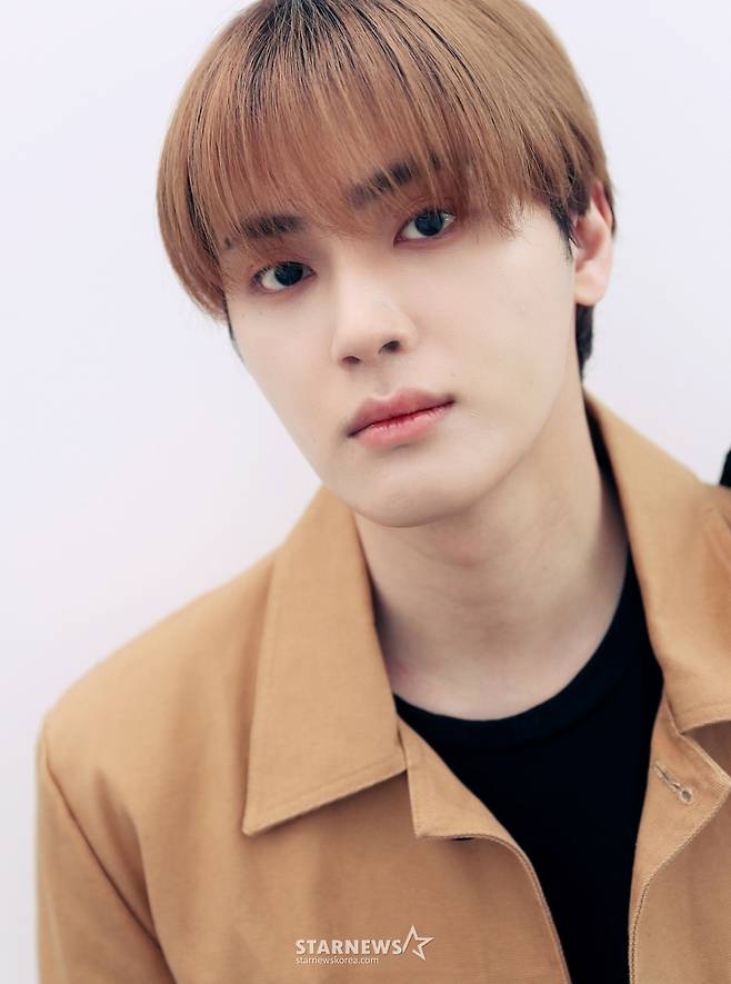 그룹 더보이즈(THE BOYZ) 주학년이 서울 강남구 IST엔터테인먼트 사옥에서 진행된 '2023 아시아 아티스트 어워즈 인 필리핀'(2023 Asia Artist Awards IN THE PHILIPPINES, 이하 2023 AAA) 수상 인터뷰에 앞서 포즈를 취하고 있다.  더보이즈는 '2023 AAA'에서 AAA 가수 부문 베스트 아티스트상과 멤버 영훈이 배우 부문 포커스상을 수상했다.  더보이즈는 지난 한해 동안 8번째 미니앨범 '비 어웨이크'(BE AWAKE), 두 번째 정규 앨범 '판타지' 파트1 '크리스마스 인 어거스트'(Christmas In August) 그리고 '판타지' 파트2 '식스 센스'(Sixth Sense) 등을 발매하며 팬들의 큰 사랑을 받았다. /사진=김창현