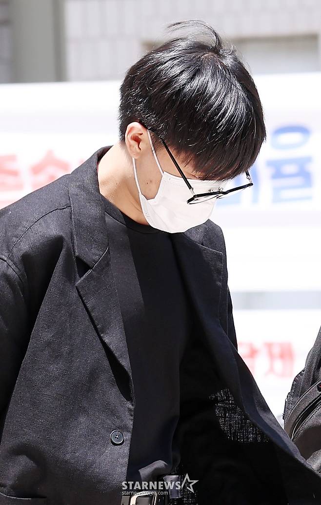 전 NCT 출신 문태일이 특수 준강간 혐의로 18일 서울중앙지방법원에서 열린 공판에서 징역 7년을 구형받은 뒤 법원을 나서고 있다. /2025.06.18 /사진=김휘선 hwijpg@