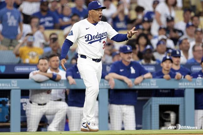 오타니를 향해 몸에 맞는 공이 날아들자 분노하는 로버츠 감독. /AFPBBNews=뉴스1