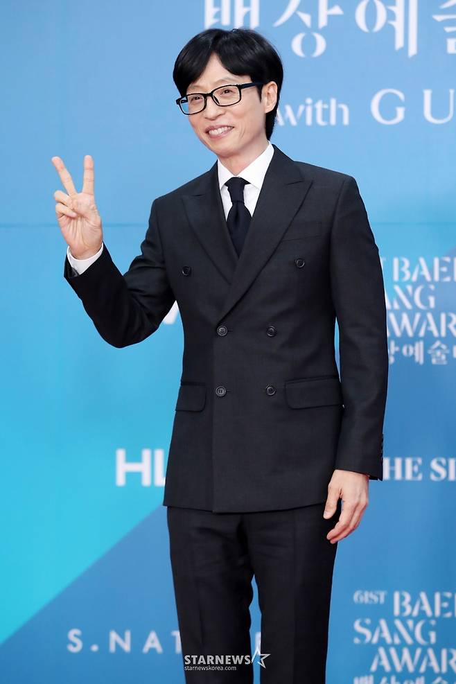 개그맨 유재석이 5일 오후 서울 강남구 코엑스에서 열린 제61회 백상예술대상 시상식에 참석해 포즈를 취하고 있다./2025.05.05 /사진=김휘선 hwijpg@