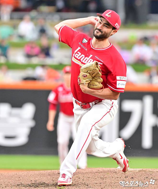 17일 오후 대전 한화생명 볼파크에서 열린 '2025 신한 SOL Bank KBO리그' SSG 랜더스와 한화 이글스의 더블헤더 2차전 경기, 1회말 SSG 선발투수 화이트가 공을 힘차게 던지고 있다. 엑스포츠뉴스 DB