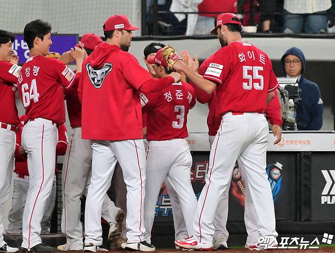 17일 오후 대전 한화생명 볼파크에서 열린 '2025 신한 SOL Bank KBO리그' SSG 랜더스와 한화 이글스의 더블헤더 2차전 경기, 7회말 수비를 마친 SSG 화이트가 더그아웃에서 하이파이브를 하고 있다. 엑스포츠뉴스 DB