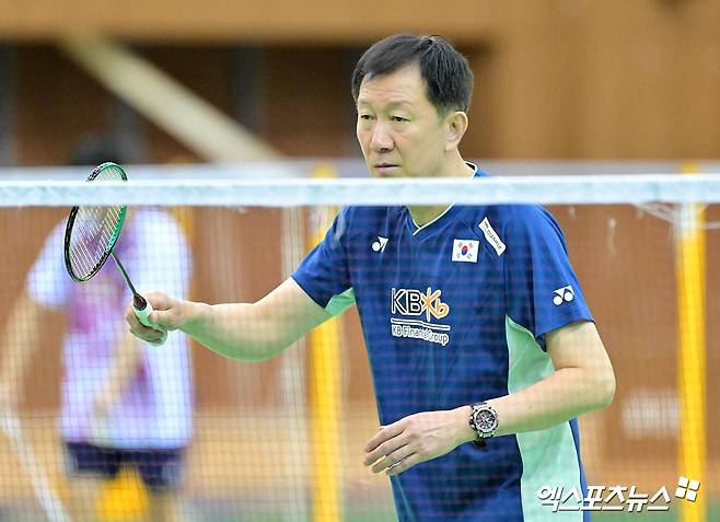 17일 오전 충북 대한체육회 진천국가대표선수촌에서 열린 배드민턴 국가대표팀 미디어데이, 박주봉 감독이 선수들의 훈련을 도와주고 있다. 진천, 김한준 기자