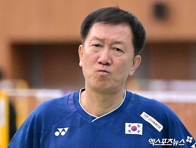 17일 오전 충북 대한체육회 진천국가대표선수촌에서 열린 배드민턴 국가대표팀 미디어데이, 박주봉 감독이 선수들의 훈련을 지켜보고 있다. 진천, 김한준 기자