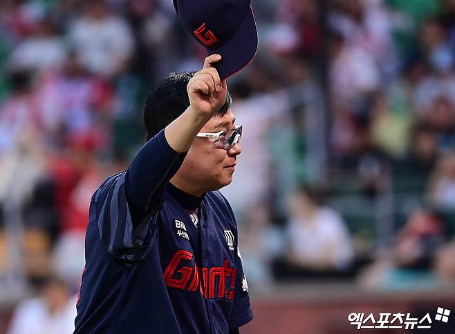 김태형 감독이 이끄는 롯데 자이언츠가 18일 부산 사직야구장에서 열리는 2025 신한 SOL Bank KBO리그 한화 이글스와 팀 간 9차전에서 연패 탈출에 도전한다. 사진 엑스포츠뉴스 DB