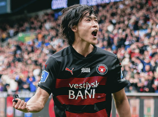 미트윌란이 17일(한국시간) 공식적으로 2025-2026시즌 3F 수페르리가 개막을 위한 프리시즌 훈련을 시작했다. 조규성은 18일 오전 출근하는 모습이 포착되면서 본격적으로 복귀 시동을 걸 것으로 기대를 모으고 있다.&nbsp;미트윌란 SNS