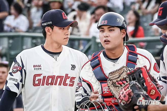 롯데 자이언츠 좌완 홍민기(왼쪽)가 롯데 자이언츠 고졸 루키 포수 박재엽이 18일 부산 사직야구장에서 열린 2025 신한 SOL Bank KBO리그 한화 이글스와의 팀 간 9차전에 선발등판, 4이닝 1실점 호투로 팀 연패 탈출에 힘을 보탰다. 사진 롯데 자이언츠