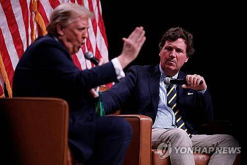 작년 10월 트럼프와 대담하는 터커 칼슨 [AFP 연합뉴스 자료사진 재판매 및 DB금지]