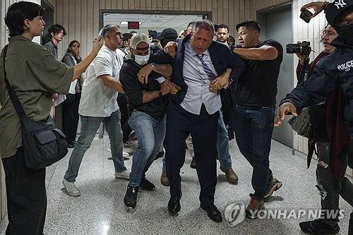 이민법원에서 이민당국에 체포되는 랜더 뉴욕시 감사관 [뉴욕 AP=연합뉴스. 재판매 및 DB 금지]