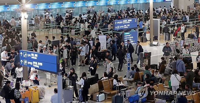 '북적북적'…5월 황금연휴 해외여행 [연합뉴스 자료사진]