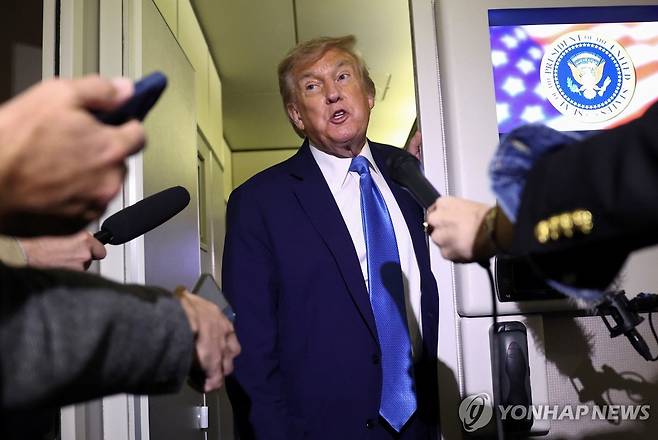 귀국하며 에어포스원에서 기자들과 대화하는 트럼프 미국 대통령 [로이터=연합뉴스. 재판매 및 DB 금지]