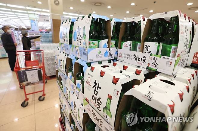 소주ㆍ라면 '불황형 브랜드' 가치 상승 (서울=연합뉴스) 강민지 기자 = 고물가, 고금리로 인한 소비 위축으로 경기 침체가 우려되는 가운데 '불황형 브랜드'의 가치가 상승했다. 브랜드스탁은 3분기 대한민국 100대 브랜드 평가 결과 신라면이 전 분기 대비 한 계단 오른 5위, 참이슬은 13계단 오른 14위를 차지했다. 사진은 3일 서울의 한 대형마트. 2022.10.3 mjkang@yna.co.kr