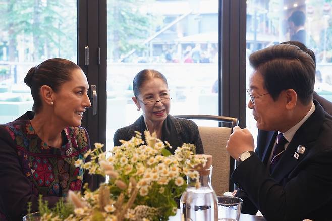 대화하는 이재명 대통령(오른쪽)과 클라우디아 셰인바움 멕시코 대통령 [클라우디아 셰인바움 멕시코 대통령 엑스(X) 캡처. 재판매 및 DB 금지]