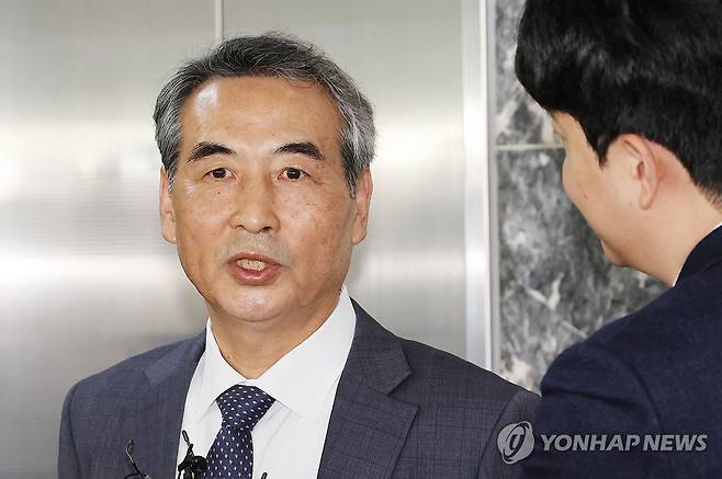 질문 답하는 민중기 특검 (서울=연합뉴스) 이진욱 기자 = 윤석열 전 대통령의 부인 김건희 여사 의혹을 수사할 민중기 특별검사가 지난 17일 서울 서초구 사무실 앞에서 취재진의 질문에 답하고 있다. 2025.6.17 cityboy@yna.co.kr