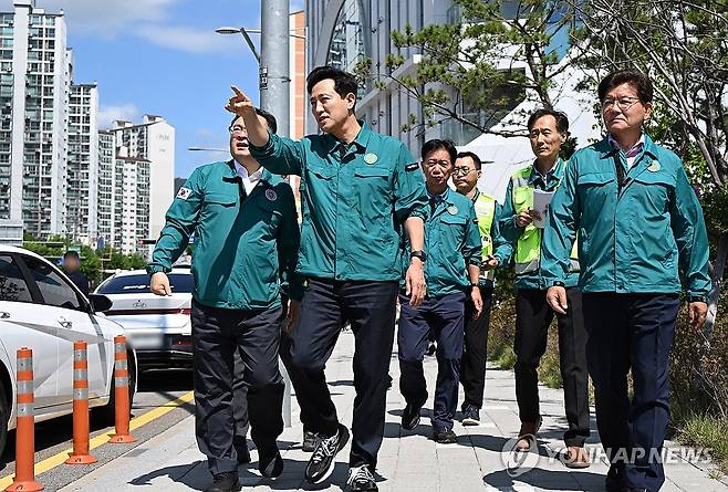 오세훈 시장, 장마전선 북상 대비 지하차도 점검 (서울=연합뉴스) 오세훈 서울시장이 15일 서울시 노원구 도봉지하차도에서 침수예방시설 현황을 점검하고 있다. 2024.7.15 [서울시 제공. 재판매 및 DB 금지] photo@yna.co.kr