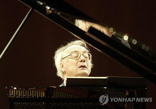 알프레트 브렌델 (루체른 AP=연합뉴스 자료사진) 2004년 11월 28일 스위스 루체른에서 공연하는 피아니스트 알프레트 브렌델.  (AP Photo/KEYSTONE, Urs Flueeler, File) 2025.6.18.