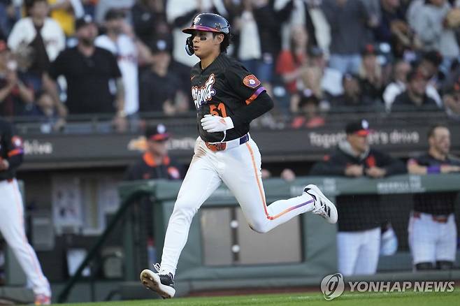 1회 선취 득점을 올리는 이정후 [AP=연합뉴스]