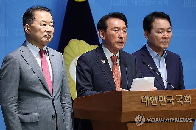 "법사위원장 주면 외통·국방·정보위원장 넘길 의향 있다" (서울=연합뉴스) 김주성 기자 = 국민의힘 소속 김석기 외교통일위원장(가운데), 성일종 국방위원장(오른쪽), 신성범 정보위원장이 18일 서울 여의도 국회 소통관에서 법제사법위원장을 국민의힘이 맡아야 한다고 주장하는 기자회견을 하고 있다. 
   김석기·성일종·신성범 의원은 국회 법제사법위원장 자리를 국민의힘에 넘기면 자신들이 맡고 있는 국회 외교통일, 국방, 정보위원회 위원장 자리를 더불어민주당에 넘길 의향이 있다고 말했다. 2025.6.18 utzza@yna.co.kr