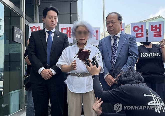 '훈련병 얼차려 사망' 2심 선고 뒤 입장 밝히는 유족 (춘천=연합뉴스) 박영서 기자 = 지난해 5월 규정을 위반한 군기 훈련(일명 얼차려)을 지시해 훈련병을 숨지게 한 육군 12사단 신병교육대 지휘관들에 대한 2심 판결 선고가 끝난 18일 오후 고(故) 박모 훈련병의 유족이 법정 앞에서 입장을 밝히고 있다. 2025.6.18 conanys@yna.co.kr