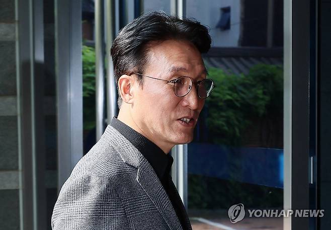 출근하는 김민석 총리 후보자 (서울=연합뉴스) 이정훈 기자 = 김민석 국무총리 후보자가 18일 서울 종로구 통의동 금융감독연수원에 마련된 청문회 준비단 사무실로 출근하고 있다. 2025.6.18 uwg806@yna.co.kr