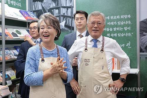 독자들과 인사하는 문재인 전 대통령 (서울=연합뉴스) 류효림 기자 = 문재인 전 대통령과 김정숙 여사가 18일 서울 강남구 삼성동 코엑스에서 열린 2025 서울국제도서전에서 평산책방을 찾은 독자들과 인사하고 있다. 2025.6.18
    ryousanta@yna.co.kr