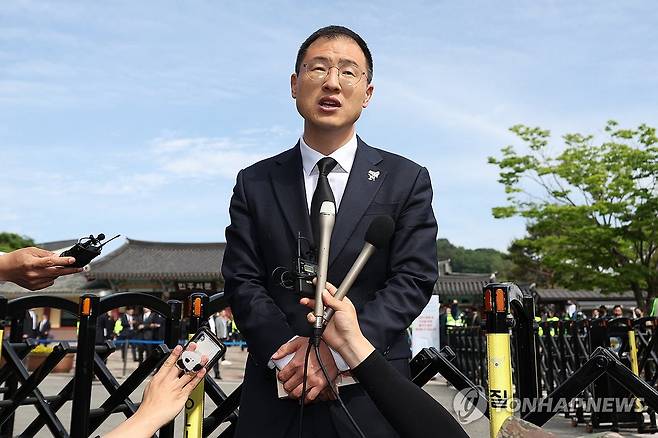 무소속 김상욱 의원, 국립5·18민주묘지 앞에서 민주당 입당 기자회견 (광주=연합뉴스) 황광모 기자 = 더불어민주당 이재명 대선후보 지지를 선언한 무소속 김상욱 의원이 18일 광주 북구 운정동 국립5·18민주묘지 민주의 문 앞에서 더불어민주당 입당 기자회견을 하고 있다. 2025.5.18 [공동 취재] hkmpooh@yna.co.kr