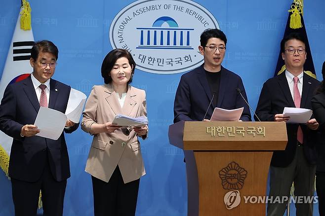 김민석 총리 후보자 재산 의혹 자료 제출 요구 (서울=연합뉴스) 김주성 기자 = 국무총리 인사청문특위 위원인 국민의힘 배준영(왼쪽부터)·김희정·주진우·곽규택 의원이 18일 서울 여의도 국회 소통관에서 김민석 후보자의 재산 의혹과 관련, 자금 출처를 밝힌 자료 제출을 요구하고 있다. 2025.6.18 utzza@yna.co.kr