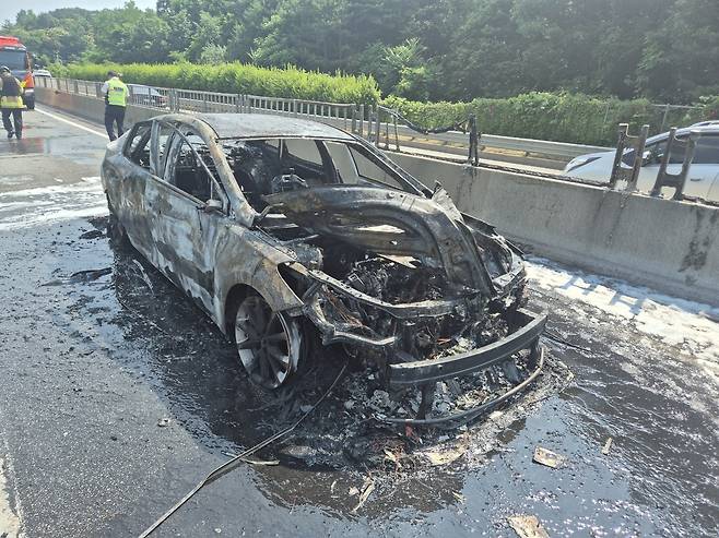 불에 다 타버린 차량 [공주소방서 제공. 재판매 및 DB 금지]