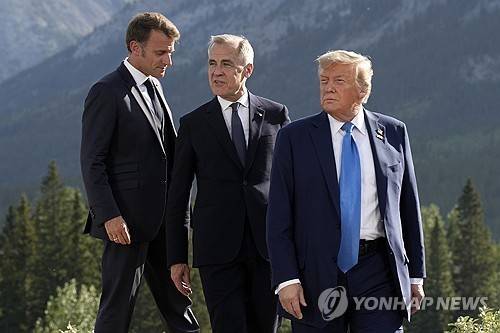 캐나다 G7 정상회의서 만난 트럼프 대통령과 마크롱 대통령 [AP 연합뉴스 자료사진. 재판매 및 DB 금지]