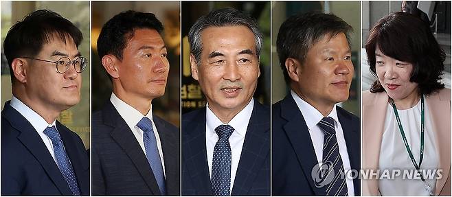 중앙지검 나서는 민중기 특검과 특검보들 (서울=연합뉴스) 김성민 기자 = 윤석열 전 대통령의 부인 김건희 여사에 대한 의혹을 수사할 민중기 특검과 특검보들이 18일 서울 중앙지검장 직무대리를 맡은 박승환 1차장검사와 면담을 마치고 중앙지검을 나서고 있다. 
    왼쪽부터 김형근, 박상진 특검보, 민 특검, 문홍주, 오정희 특검보. 2025.6.18 ksm7976@yna.co.kr