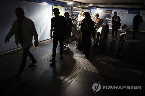 정전으로 운행 멈춘 지하철에서 빠져나오는 마드리드 시민들 [EPA 연합뉴스 자료사진. 재판매 및 DB 금지]
