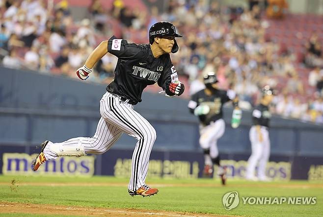 끝내기 송찬의 (서울=연합뉴스) 임화영 기자 = 18일 서울 잠실야구장에서 열린 프로야구 NC 다이노스와 LG 트윈스의 경기.
    9회말 1사 1, 3루 LG 송찬의가 끝내기 유격수 땅볼을 친 뒤 그라운드를 달리고 있다. 2025.6.18 hwayoung7@yna.co.kr