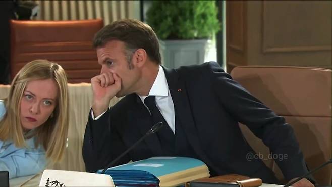 귓속말하는 마크롱 대통령과 귀담아 듣는 멜로니 총리 [엑스(X·옛 트위터) 캡처. 재판매 및 DB 금지]