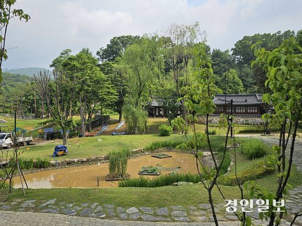 남양주시는 관람객들의 편의를 위해 ‘궁집’ 지하주차장 상부에 연못을 비롯한 수목, 관람로를 조성했다. 2025.6.17 남양주/이종우기자 ljw@kyeongin.com