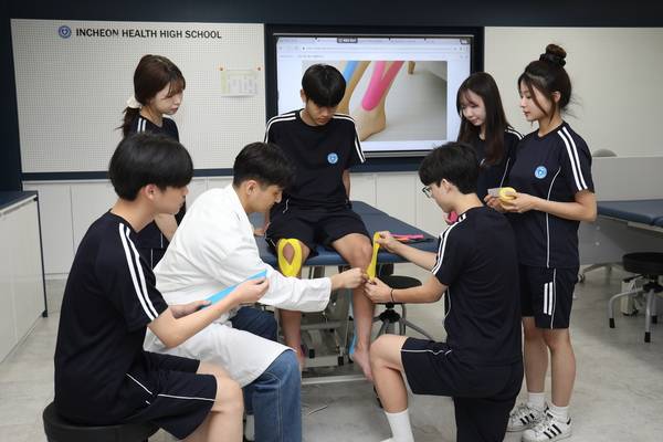 테이핑 실습을하는 인천보건고 학생들. /인천보건고 제공