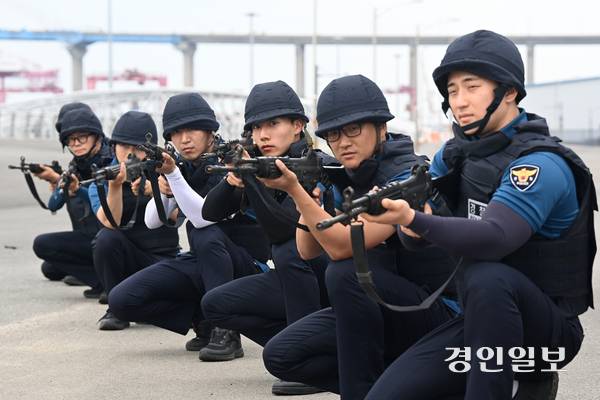 19일 오후 평택시 당진항 국제여객터미널에서 열린 ‘2025 대테러 관계기관 합동훈련’에서 경찰특공대가 인질범을 제압하고 있다. 2025.6.19 /최은성기자 ces7198@kyeongin.com