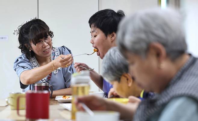 ▲ '요셉의집'에서 사회복지사가 이용자들의 점심 식사를 챙기고 있다. 시설에 있는 이들은 장애 정도가 심한 만큼, 사회복지사 1명 당 4명 정도로 매 끼니를 도와야 한다.&nbsp;/김철빈 기자 narodo@incheonilbo.com