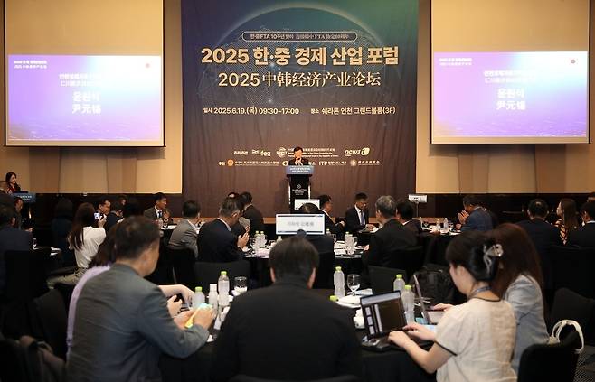 ▲ 19일 인천경제자유구역청은 CCPIT(중국국제무역촉진위원회)한국대표부와 쉐라톤호텔인천 3층 그랜드볼룸에서 '한-중 FTA 10주년, 한-중 유망산업 및 공급망 협약 방안'을 주제로 한-중 경제산업 포럼을 개최했다. /사진제공=인천경제자유구역청