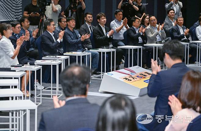 김동연 경기도지사가 19일 오전 수원시 팔달구 라마다플라자 수원호텔에서 열린 '주4.5일제 시범사업 업무협약 및 타운홀미팅'에서 인사말을 하고 있다. 임채운기자