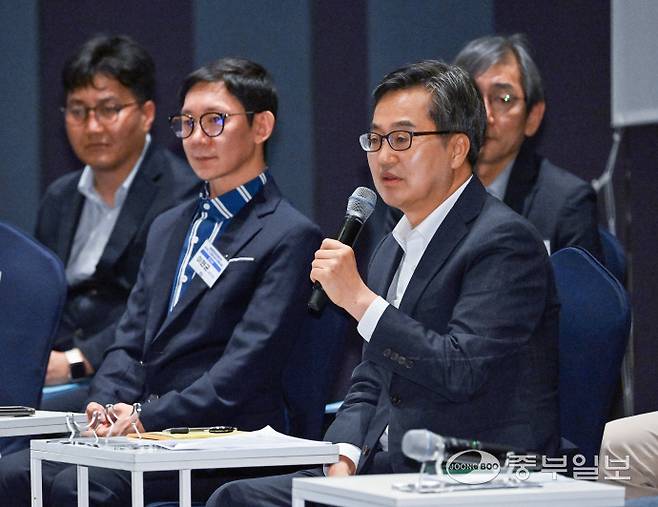 김동연 경기도지사가 19일 오전 수원시 팔달구 라마다플라자 수원호텔에서 열린 '주4.5일제 시범사업 업무협약 및 타운홀미팅'에서 인사말을 하고 있다. 임채운기자