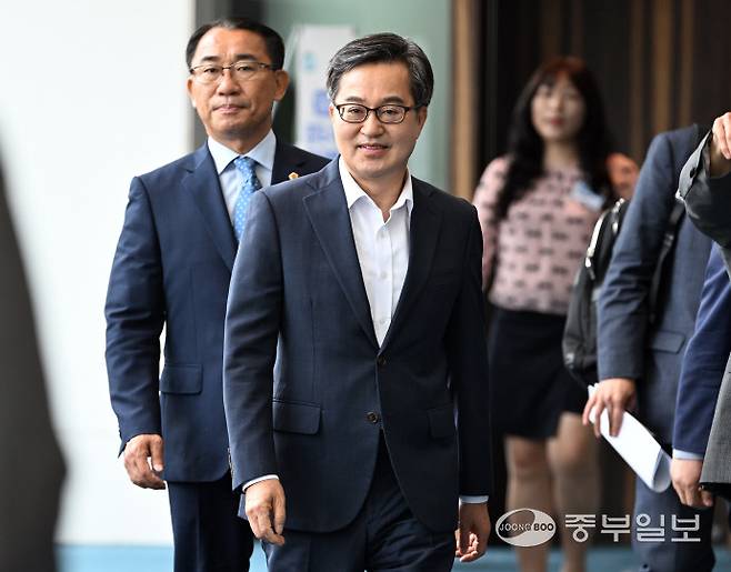 김동연 경기도지사가 19일 오전 수원시 팔달구 라마다플라자 수원호텔에서 열린 '주4.5일제 시범사업 업무협약 및 타운홀미팅'에 참석하고 있다. 임채운기자