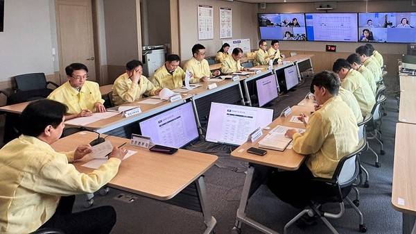 SRT 운영사 에스알이 지난 18일 집중호우 대비 비상점검 회의를 진행하고 있다. 에스알 제공