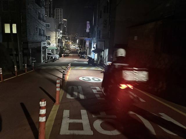 ▲ 19일 자정인 오전 0시쯤 충북 청주시 흥덕구 봉명동 일대에서 오토바이가 속도를 내며 달리고 있다./이용주기자